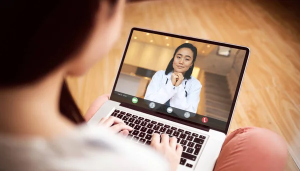 Sonriente Mujer Asiática Médico Hablando Con Mujer Asiática Sentada Casa — Foto de Stock