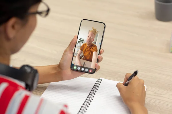 Albino Afro Amerikan Erkek Meslektaşıyla Telefon Görüşmesinde Beyaz Kadını Değiştirilmemiş — Stok fotoğraf