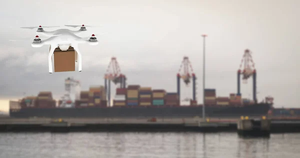 Kahverengi Bir Kutu Taşıyan Limanda Gezinen Beyaz Bir Dronun Dijital — Stok fotoğraf