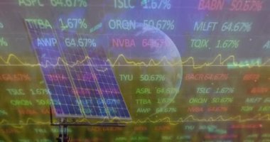 Dünya ve güneş panelinde finansal veri işleme animasyonu. küresel iş, finans ve dijital arayüz kavramı dijital olarak oluşturulmuş video.