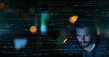 Veri işleme animasyonu ve siyah arka plan üzerinden beyaz erkek hacker. dijital arayüz ve veri işleme kavramı dijital olarak oluşturuldu.