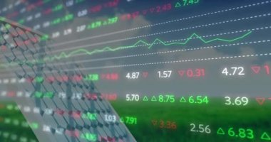 Güneş paneli üzerinden finansal veri işleme animasyonu. küresel iş, finans ve dijital arayüz kavramı dijital olarak oluşturulmuş video.