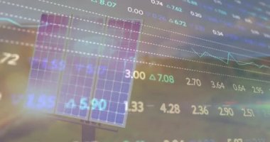 Güneş paneli üzerinden finansal veri işleme animasyonu. küresel iş, finans ve dijital arayüz kavramı dijital olarak oluşturulmuş video.
