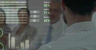 Çeşitli iş adamlarının el çırpması üzerine grafiklerin animasyonu. işletme, işbirliği, ekonomi ve teknoloji konsepti dijital olarak oluşturulmuş video.