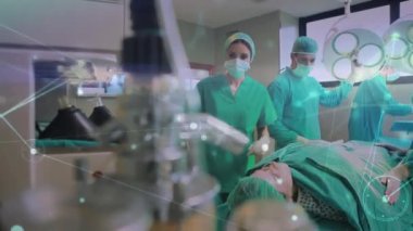 Operasyon sırasında beyaz kadın ve erkek cerrahlarla olan bağlantıların animasyonu. sağlık, tıp, bağlantılar ve teknoloji konsepti dijital olarak oluşturulmuş video.