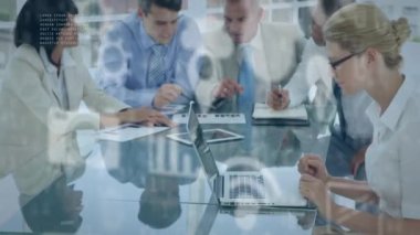 Çeşitli iş adamları üzerinde veri işleme ve simgelerin canlandırılması. küresel iş, bağlantılar ve dijital arayüz konsepti dijital olarak oluşturulmuş video.