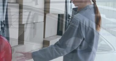 Akıllı telefon kullanan beyaz kadın kurye üzerinden finansal grafiklerin animasyonu. iş, finans ve dağıtım hizmetleri kavramı dijital olarak oluşturulmuş video hizmetleri.