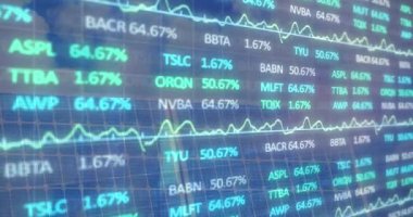 Güneş paneli üzerinden finansal veri işleme animasyonu. küresel iş, finans ve dijital arayüz kavramı dijital olarak oluşturulmuş video.