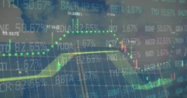 Güneş paneli üzerinden finansal veri işleme animasyonu. küresel iş, finans ve dijital arayüz kavramı dijital olarak oluşturulmuş video.