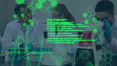 Laboratuvardaki çeşitli bilim adamları üzerinde bilimsel verilerin animasyonu. küresel bilim, araştırma ve veri işleme kavramı dijital olarak oluşturulmuş video.