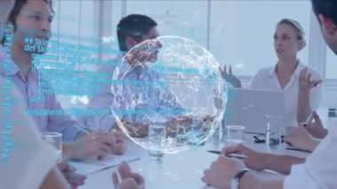 Çeşitli iş adamları üzerinde veri işleme ve küre animasyonları. küresel iş, bağlantılar ve dijital arayüz konsepti dijital olarak oluşturulmuş video.