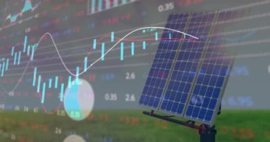 Güneş paneli üzerinden finansal veri işleme animasyonu. küresel iş, finans ve dijital arayüz kavramı dijital olarak oluşturulmuş video.