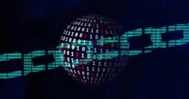 Siyah arkaplanda ikili kodlama ile dünya üzerinde veri işleme animasyonu. teknoloji, bilgisayar ve dijital arayüz kavramı dijital olarak oluşturulmuş video.