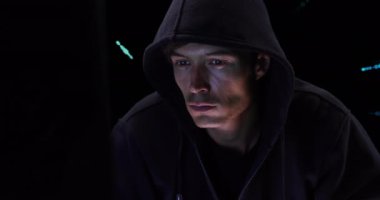 Veri işleme animasyonu ve siyah arka plan üzerinden beyaz erkek hacker. dijital arayüz ve veri işleme kavramı dijital olarak oluşturuldu.