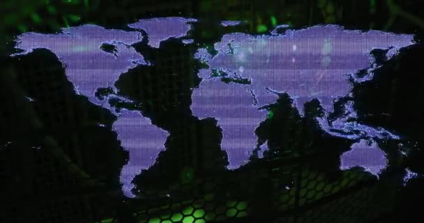 世界地図とサーバールーム上の干渉のアニメーション テクノロジー コンピューティング デジタルインターフェースの概念デジタル生成されたビデオ — ストック動画