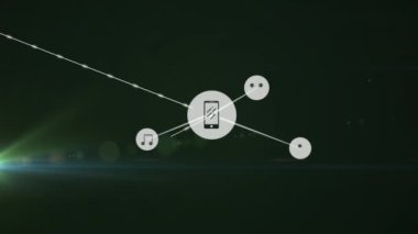 Siyah arkaplandaki ışık noktalarının üzerindeki simgelerle bağlantı ağının animasyonu. küresel bağlantılar ve dijital arayüz konsepti dijital olarak oluşturulmuş video.