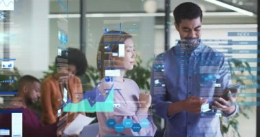 Ofiste tartışan çeşitli erkek ve kadın meslektaşlar hakkında istatistiksel veri işleme. iş teknolojisi kavramı