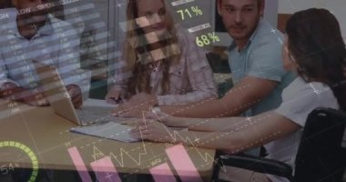 Ofiste dizüstü bilgisayarla çalışan mutlu iş adamlarının grafiklerinin animasyonu. işletme, işbirliği, ekonomi ve teknoloji konsepti dijital olarak oluşturulmuş video.