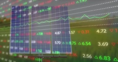 Güneş paneli üzerinden finansal veri işleme animasyonu. küresel iş, finans ve dijital arayüz kavramı dijital olarak oluşturulmuş video.