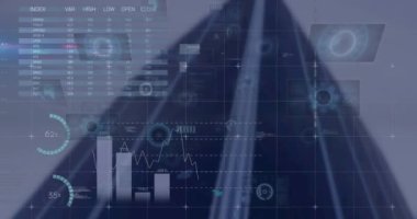 Arka planda yüksek bina ile veri işleme ile çoklu yuvarlak tarayıcılar ve ekranlar. küresel iş ve bilgisayar arayüzü teknolojisi kavramı