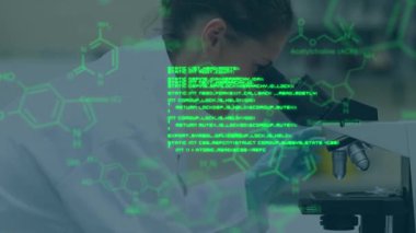 Bilimsel verilerin, laboratuardaki beyaz kadın bilim adamına göre animasyonu. küresel bilim, araştırma ve veri işleme kavramı dijital olarak oluşturulmuş video.