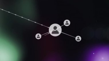 Siyah arkaplandaki ışık noktalarının üzerindeki simgelerle bağlantı ağının animasyonu. küresel bağlantılar ve dijital arayüz konsepti dijital olarak oluşturulmuş video.