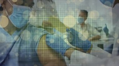 Beyaz lekeler ve kalp atış hızı monitörü, iğne yapan Afrikalı Amerikalı kadın doktorlara karşı. tıbbi sağlık hizmeti kavramı