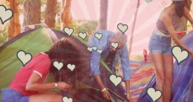 Çadırları hazırlayan farklı arkadaşlara karşı kalplerin animasyonu. Uluslararası Gençlik Günü ve dijital olarak üretilen video konsepti.