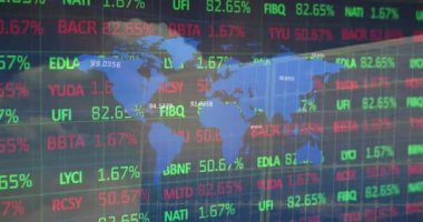 Dünya haritası güneş paneli üzerinden finansal veri işleme animasyonu. küresel iş, finans ve dijital arayüz kavramı dijital olarak oluşturulmuş video.
