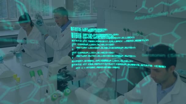 実験室内の多様な科学者に対する科学的データのアニメーション グローバルな科学 データ処理の概念デジタルで生成されたビデオ — ストック動画