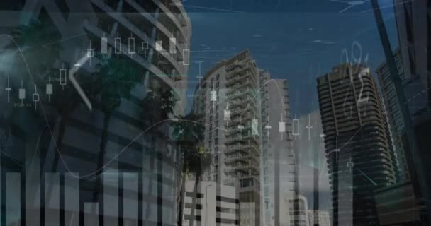 背の高い建物に対する統計データ処理と数学方程式の複合ビデオ 世界的なビジネスと技術の概念 — ストック動画
