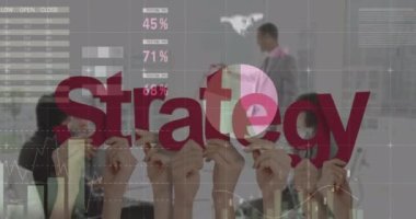 Beyaz iş adamları üzerinde strateji metni tutan grafiklerin ve ellerin animasyonu. işletme, işbirliği, ekonomi ve teknoloji konsepti dijital olarak oluşturulmuş video.