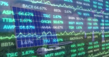 Rüzgar türbinleri ve güneş paneli üzerinden finansal veri işleme animasyonu. küresel iş, finans ve dijital arayüz kavramı dijital olarak oluşturulmuş video.