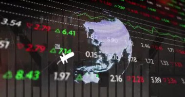 Şehir manzarası üzerindeki veri işleme ve küre animasyonu. küresel teknoloji ve dijital arayüz kavramı dijital olarak oluşturulmuş video.