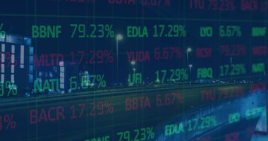Şehir merkezi üzerinde istatistik ve veri işleme resmi. küresel bağlantılar, iş ve finans kavramı dijital olarak oluşturulmuş görüntü.