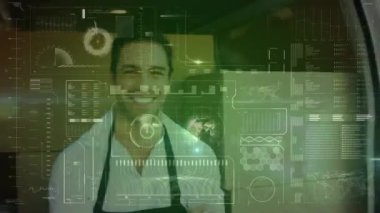 Kafkasyalı depo çalışanı üzerinde dijital arayüz animasyonu. küresel gönderim, dağıtım, iş, veri işleme ve teknoloji konsepti dijital olarak oluşturulmuş video.