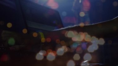 Kafkas erkek dj 'nin üzerindeki ışık noktalarının animasyonu. müzik ve dijital arayüz konsepti dijital olarak oluşturulmuş video.