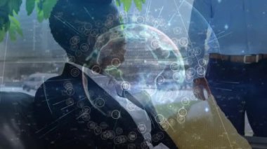 Afrikalı iş kadını üzerinden Dünya ile olan bağlantıların animasyonu. küresel iş, bağlantılar ve veri işleme kavramı dijital olarak oluşturulmuş video.