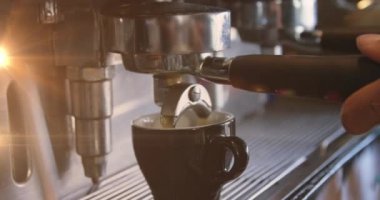 Kafkas erkek baristanın kahve yaparken parlayan turuncu ışığın animasyonu. Kafe, kahve içme ve hazırlama konsepti dijital olarak oluşturulmuş video.