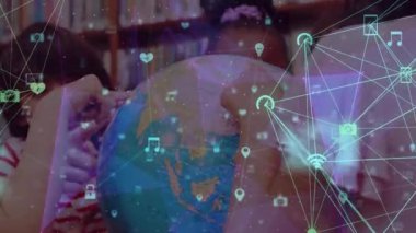 Çeşitli okul çocukları ve dünya çapındaki bağlantıların animasyonu. okul, eğitim ve dijital arayüz kavramı dijital olarak oluşturulmuş video.