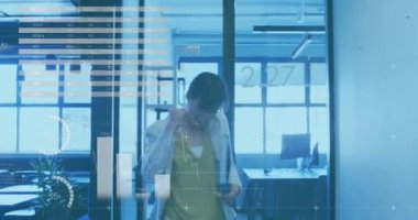 Asyalı iş kadını hakkında istatistik ve veri işleme animasyonu. küresel iş, finans ve veri işleme kavramı dijital olarak oluşturulmuş video.