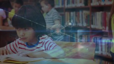 Kütüphanedeki çeşitli okul çocukları üzerindeki bağlantı ağının animasyonu. okul, eğitim ve dijital arayüz kavramı dijital olarak oluşturulmuş video.