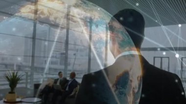 Kafkas iş adamının arkasında bağlantıların ve dünyanın animasyonu. küresel iş, bağlantılar ve veri işleme kavramı dijital olarak oluşturulmuş video.