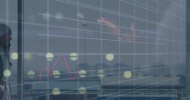 Çeşitli iş adamlarının yürümesi üzerine veri işleme animasyonu. küresel iş ve dijital arayüz kavramı dijital olarak oluşturulmuş video.