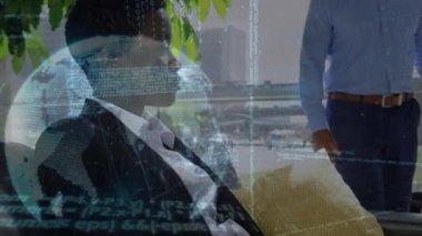 Çeşitli iş adamlarının el sıkışması üzerine veri işleme ve küre animasyonu. küresel iş, bağlantılar ve veri işleme kavramı dijital olarak oluşturulmuş video.