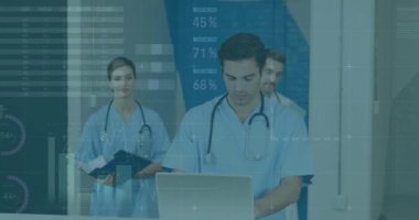 Çeşitli doktor grupları üzerinde veri işleme animasyonu. küresel tıp, teknoloji, veri işleme ve dijital arayüz kavramı dijital olarak oluşturulmuş video.
