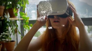 VR kulaklık kullanan beyaz kadın üzerinde rakamlarla şekillendirilmiş. küresel iş ve dijital arayüz kavramı dijital olarak oluşturulmuş video.