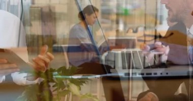 Çeşitli iş adamlarına karşı bilgisayar kullanan insanların animasyonu. küresel iş, başarı, bağlantılar ve dijital olarak oluşturulmuş video işleme konsepti.