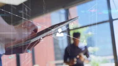 Tablet kullanan Kafkas işadamı üzerindeki simgelerle bağlantı ağının animasyonu. Sosyal medya ve iletişim arayüzü kavramı dijital olarak oluşturulmuş video.
