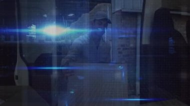 Kafkasyalı depo çalışanı üzerinde dijital arayüz animasyonu. küresel gönderim, dağıtım, iş, veri işleme ve teknoloji konsepti dijital olarak oluşturulmuş video.